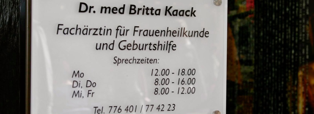 Schilder für die Praxis von Dr. med. Britta Kaeck, Fachärztin für Frauenheilkunde in Hamburg mit klarer Beschilderung.