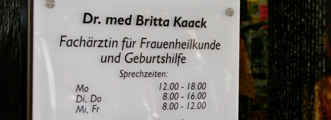 „Praxisschild mit Folienbeschriftung für eine Arztpraxis in Hamburg Bergedorf – Folien Fischer“
