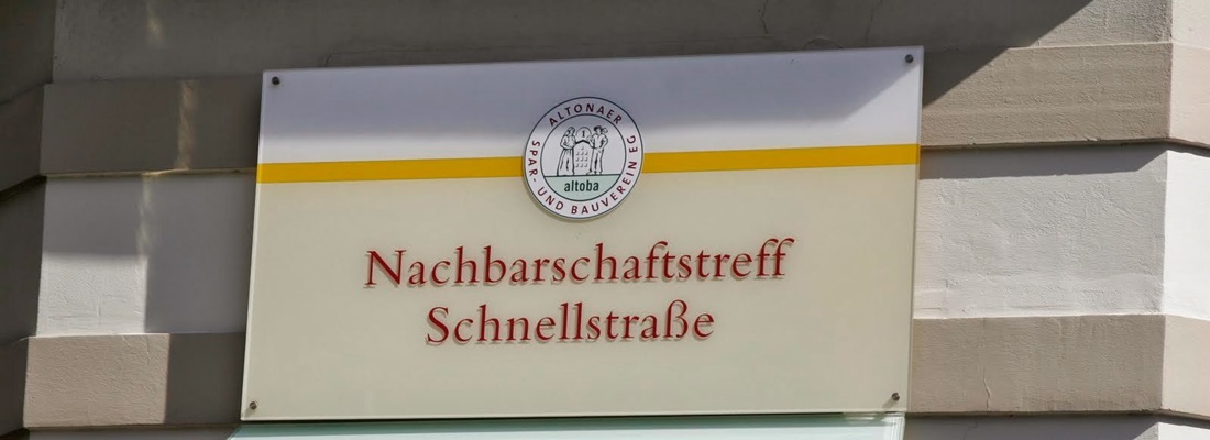 Nachbarschaftstreff Schild mit hochwertiger Folienbeschriftung in Hamburg – gefertigt von Folien Fischer Bergedorf