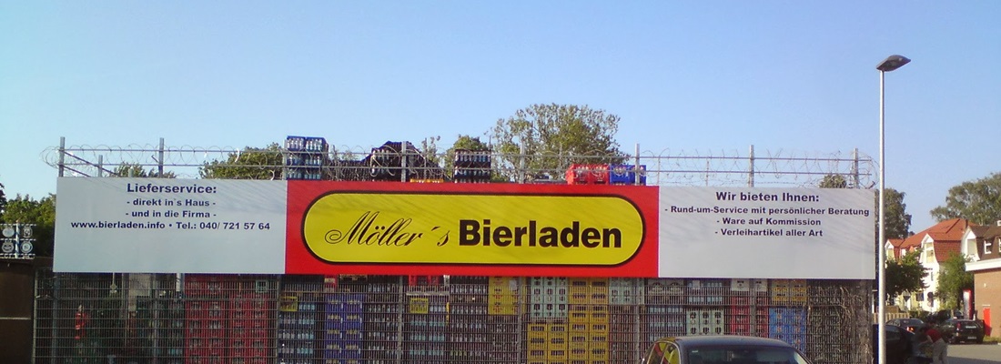 Großformatiges Werbebanner für Möller’s Bierladen – produziert und montiert von Folien Fischer Hamburg Bergedorf. Bannerwerbung für Firmen und Geschäfte in Reinbek, Glinde, Geesthacht, Wentorf, Barsbüttel, Schwarzenbek und Lüneburg