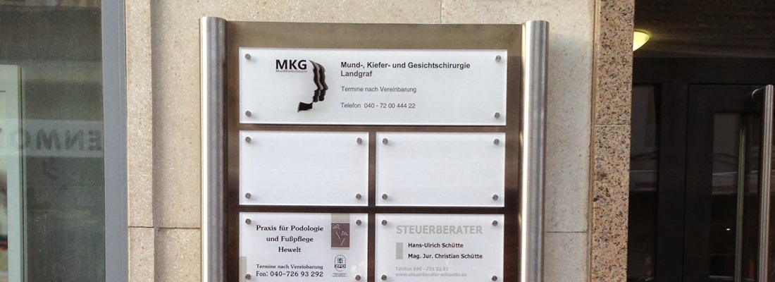 Schilderanlage aus Edelstahl mit Acrylglasschildern für Ärzte und Steuerberater – gefertigt und montiert von Folien Fischer Hamburg Bergedorf
