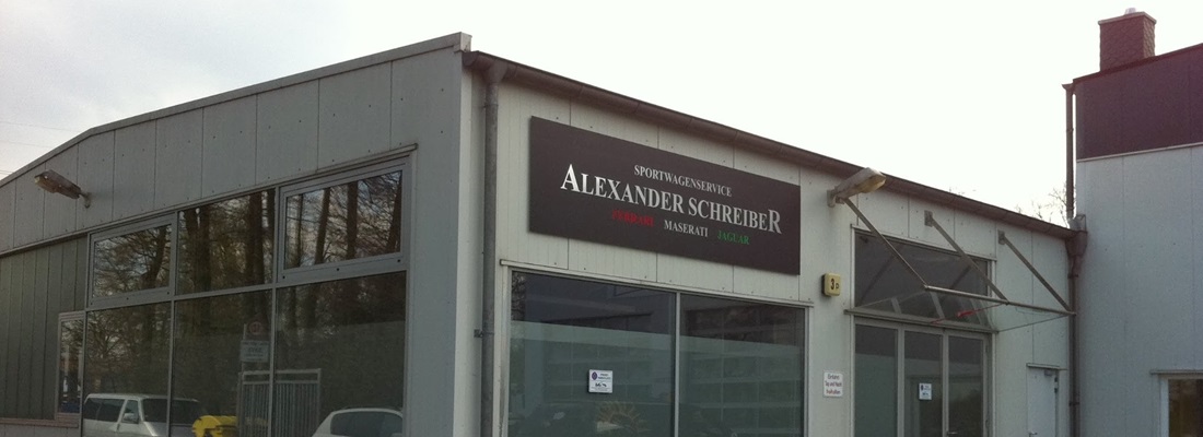 Firmenschild Sportwagenservice Alexander Schreiber an einer Werkstattfassade mit den Marken Ferrari, Maserati und Jaguar. Professionelle Gebäudebeschriftung von Folien Fischer Hamburg Bergedorf, Reinbek, Glinde, Barsbüttel, Schwarzenbek und Lüneburg