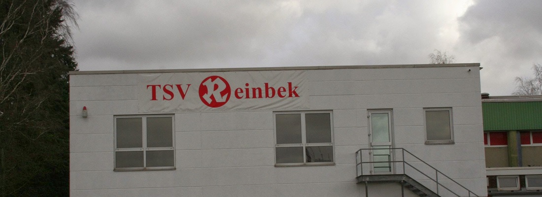 Gebäudebeschriftung beim TSV Reinbek mit großem Vereinslogo und rotem Schriftzug. Professionelle Fassadenbeschriftung von Folien Fischer Hamburg Bergedorf – auch in Glinde, Barsbüttel, Geesthacht, Schwarzenbek und Lüneburg
