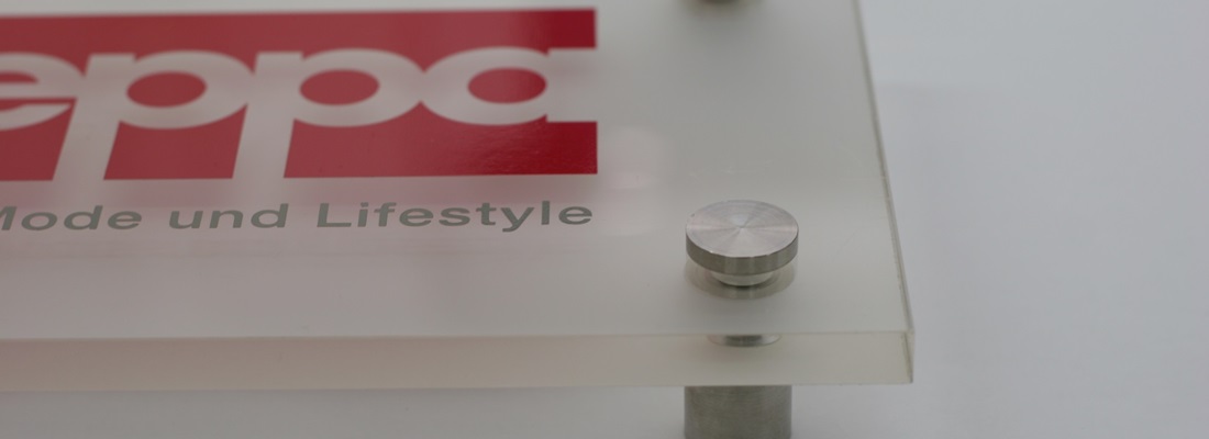 Geschäftsschild für ein Mode- und Lifestyle-Geschäft in Hamburg, präzise und professionell designt.