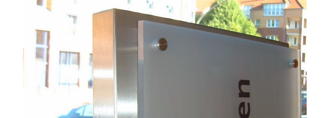 Modernes Praxisschild aus Acrylglas mit Edelstahl-Halterungen. Hochwertige Schilder für Praxen, Kanzleien und Unternehmen von Folien Fischer Hamburg Bergedorf – auch für Reinbek, Glinde, Geesthacht, Barsbüttel, Schwarzenbek und Lüneburg