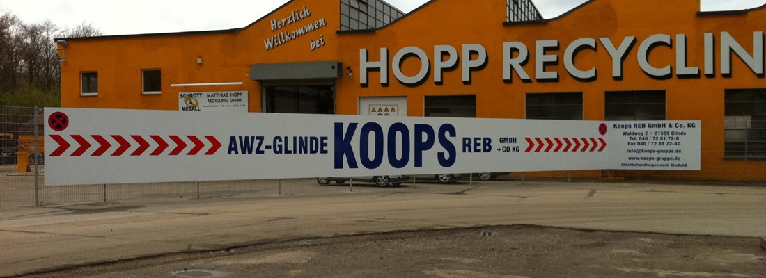 Große Außenbeschilderung am Recyclinghof mit Firmenname, aufgenommen in Geesthacht nahe Hamburg Bergedorf