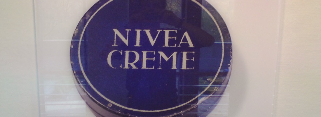 Retro-Werbeschild NIVEA Creme – Emaille-Optik in Blau mit weißer Schrift. Beispiel für hochwertige Schildergestaltung von Folien Fischer Hamburg Bergedorf für Firmen, Geschäfte und Praxen in Reinbek, Glinde, Geesthacht, Barsbüttel, Schwarzenbek und Lüneburg