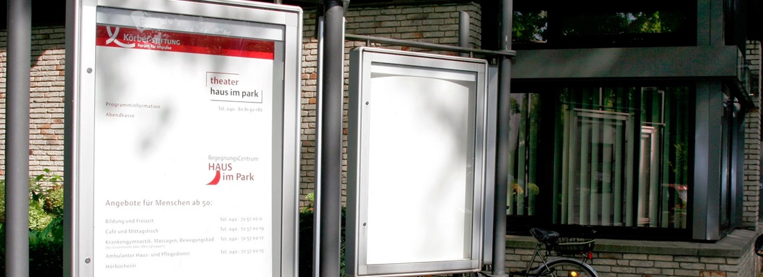 Schaukasten und Infotafel mit Beschriftung am Haus im Park Theater in Hamburg Bergedorf. Beispiel für professionelle Firmenschilder und Schaukästen von Folien Fischer für Hamburg, Reinbek, Schwarzenbek und Lüneburg