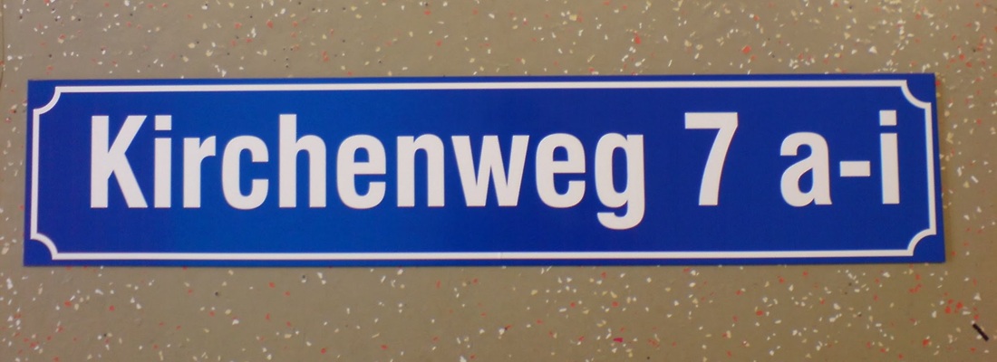 Blaues Straßenschild Kirchenweg 7 a bis i in Hamburg Allermöhe nahe Bergedorf