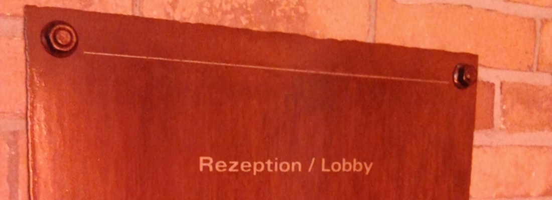 Schild für die Rezeption und Lobby, verwendet in einem Gebäude in Hamburg, gut sichtbar und stilvoll.