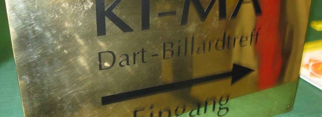 Schilder für einen Dart- und Billardraum in Hamburg Bergedorf, klar und funktional designt.