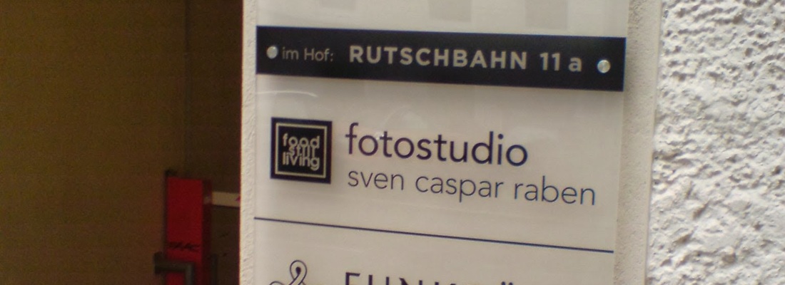 Fotostudio-Schild in Hamburg, das die Kreativität und Professionalität des Studios unterstreicht.