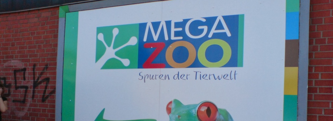 Werbeschilder von MegaZoo in Hamburg Bergedorf, auffällig und farbenfroh für die Tierbedarfsgeschäfte in der Region.