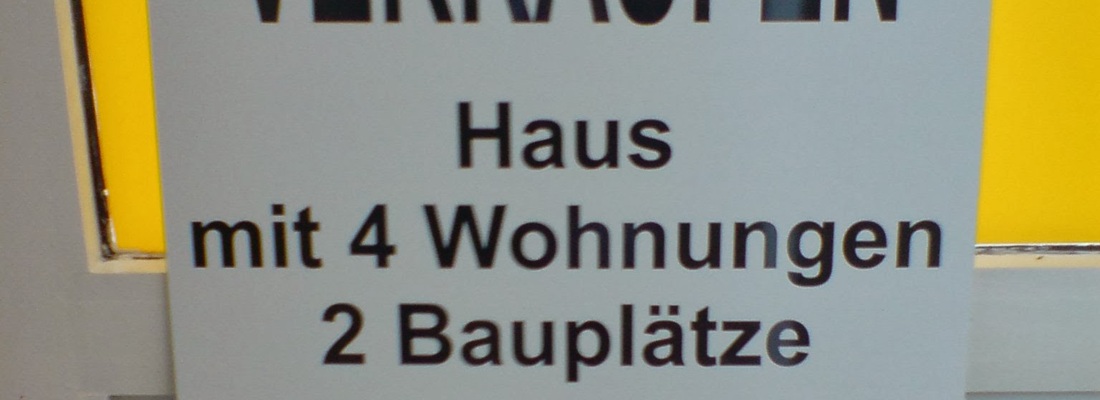 Schilder für ein Wohnbauprojekt in Hamburg mit 4 Wohnungen und 2 Bauplätzen. Klare Beschilderung für den Immobilienverkauf.