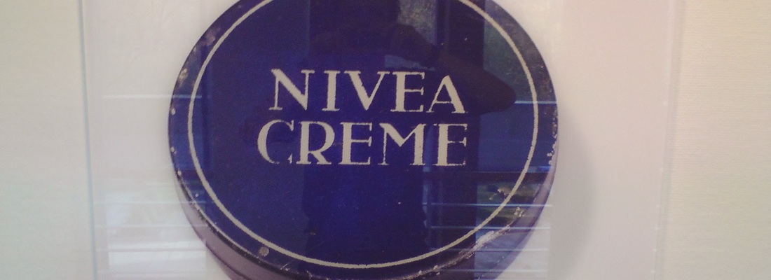 Werbeschild für Nivea Creme, eine bekannte Marke in Hamburg. Modernes Design, ideal für Geschäftsschilder.