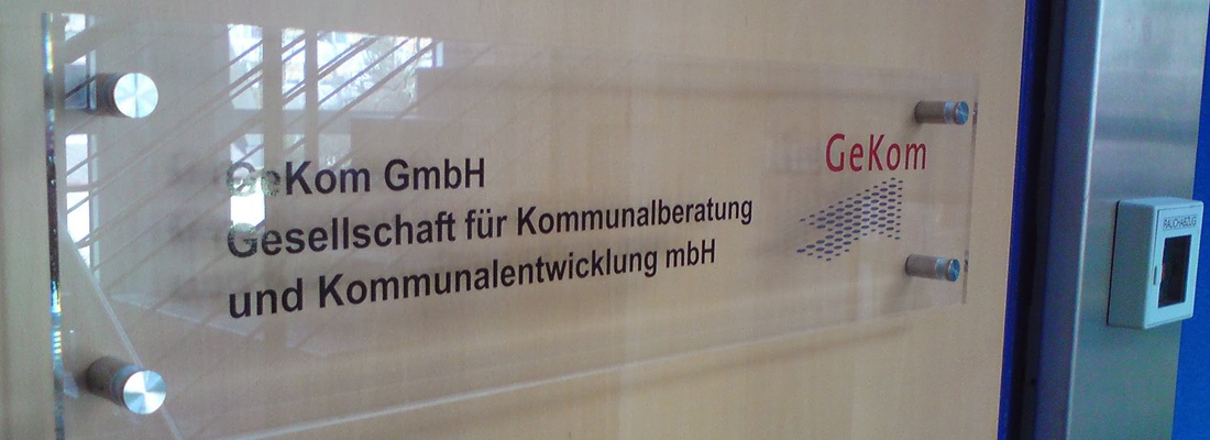 Firmenbeschilderung für Klein GmbH, spezialisiert auf Kommunikationstechnik in Hamburg.
