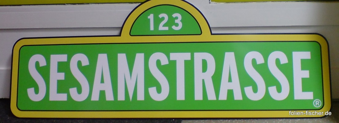 Individuelles Straßenschild im Sesamstraße-Design von Folien Fischer Hamburg. Beispiel für Sonderanfertigungen und dekorative Schilder für Hamburg, Bergedorf, Reinbek, Schwarzenbek und Lüneburg