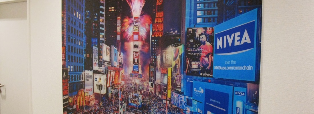 Großformatdruck Wandbild mit Times Square Motiv und Nivea Werbung, angebracht im Innenbereich. Beispiel für hochwertigen Digitaldruck von Folien Fischer Hamburg Bergedorf, Reinbek, Glinde, Schwarzenbek und Lüneburg