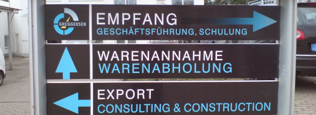 Firmenschild mit Wegweiser für Empfang, Warenannahme und Export – hergestellt von Folien Fischer Hamburg Bergedorf. Industriebeschilderung und Wegweiser für Unternehmen in Reinbek, Glinde, Stapelfeld, Barsbüttel, Wentorf und Geesthacht