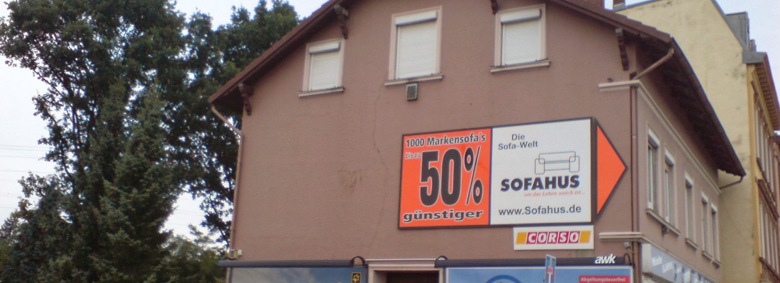 Großes Werbebanner an einer Hausfassade in Reinbek nahe Hamburg Bergedorf