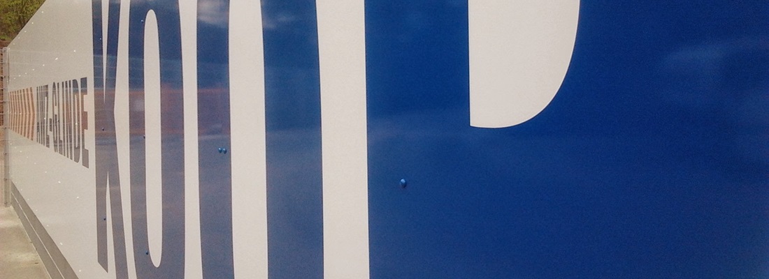 Großes blau-weißes Werbeschild mit Folienbeschriftung von Folien Fischer Hamburg Bergedorf